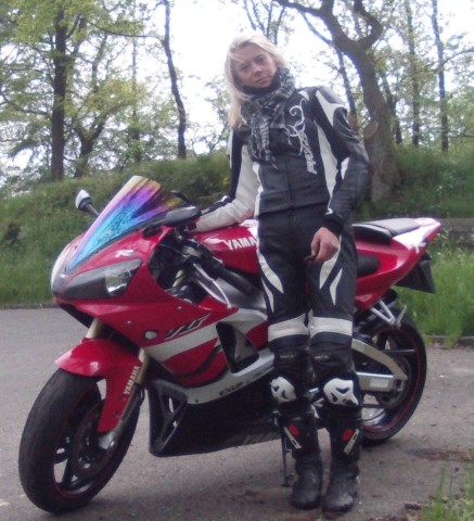 Motorrad er sucht sie
