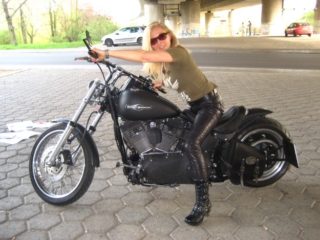 Harley Fahrerin sucht Begleitung für schöne Ausfahrten und Reisen mit dem Moped